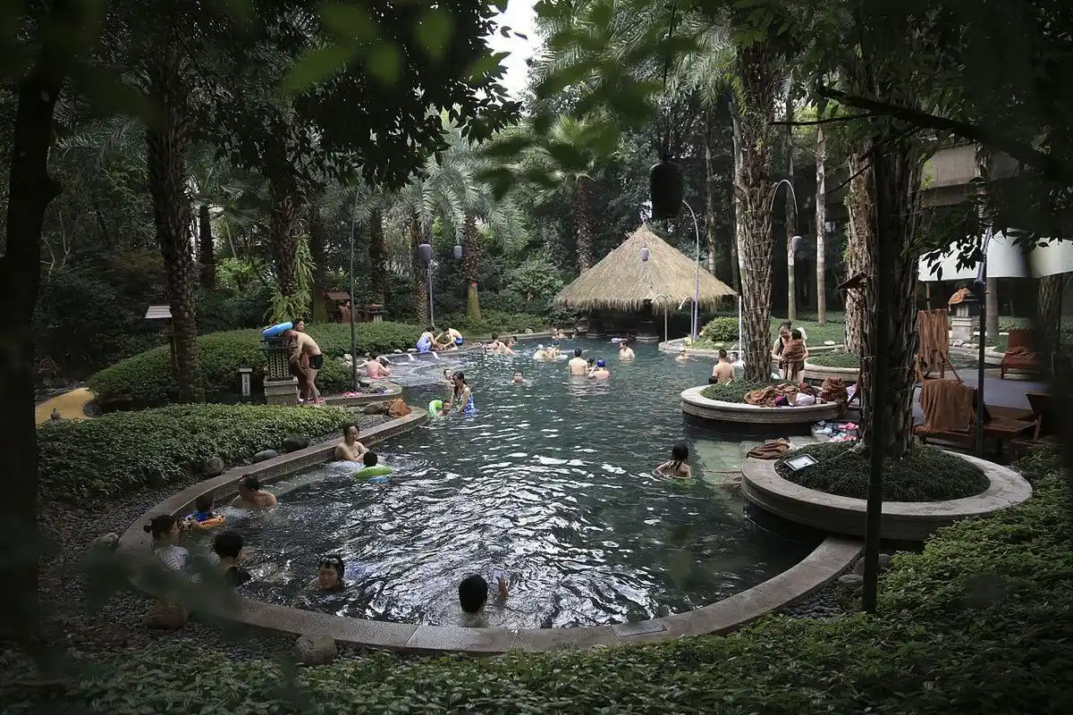 天冷哪里泡溫泉？重慶有沒有“假溫泉”？溫泉分布在哪些區(qū)域？-地大熱能